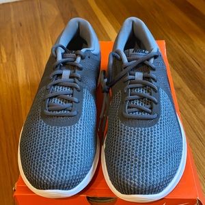 Men’s Nike Revolution Sneakers. Size 9.5 4E